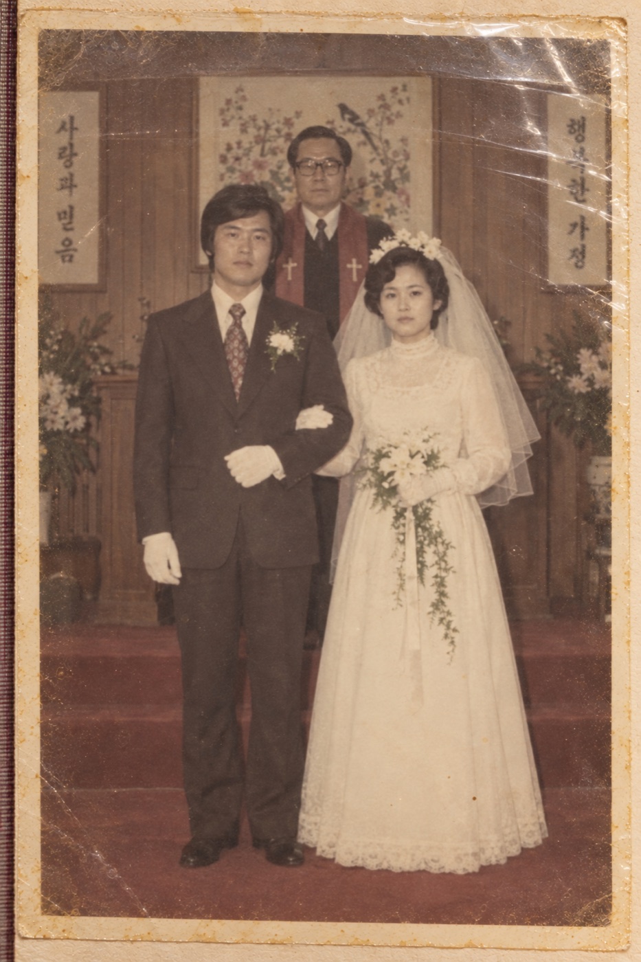 오래된 사진 앨범에 보관된 결혼식 사진