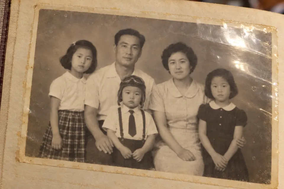 사진 뒤에 남은 이름